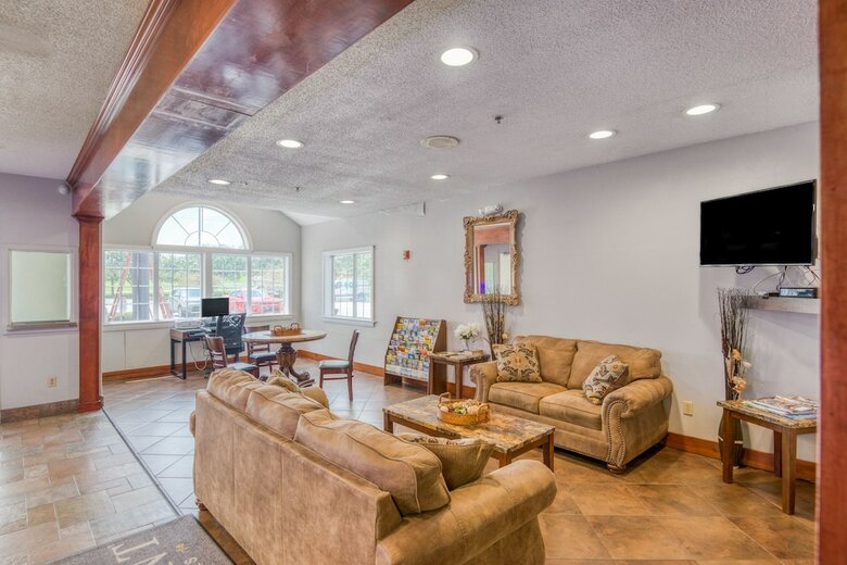Hotel Trident Inn & Suites
