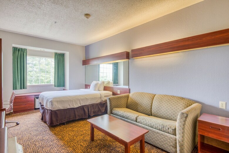 Hotel Trident Inn & Suites