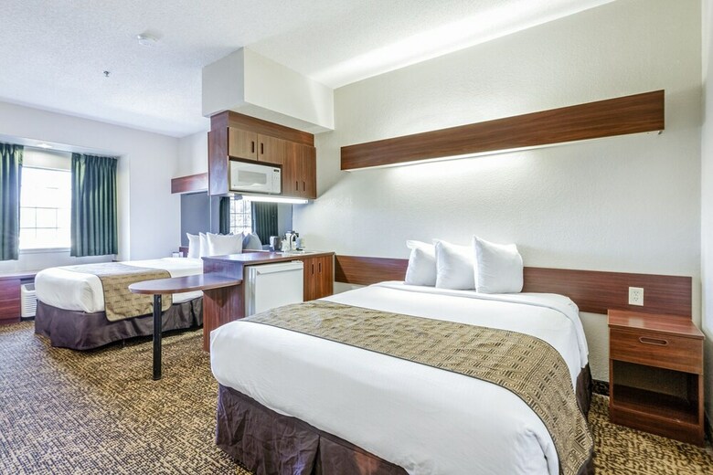 Hotel Trident Inn & Suites