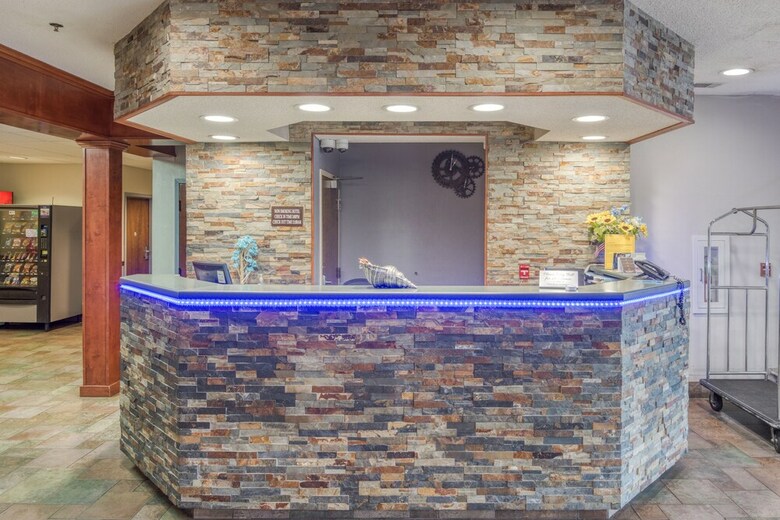 Hotel Trident Inn & Suites