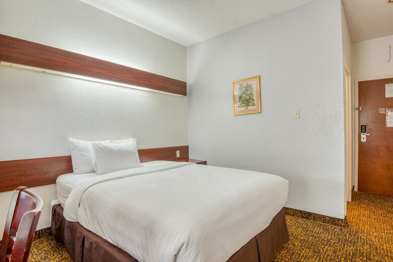 Hotel Trident Inn & Suites
