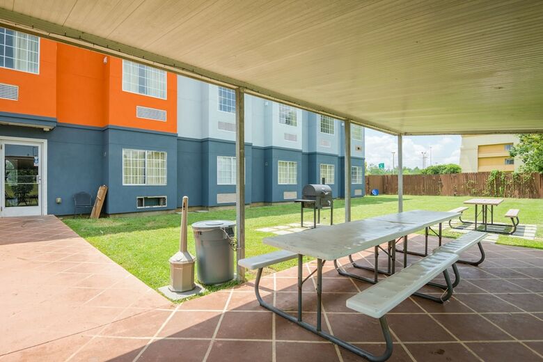 Hotel Trident Inn & Suites