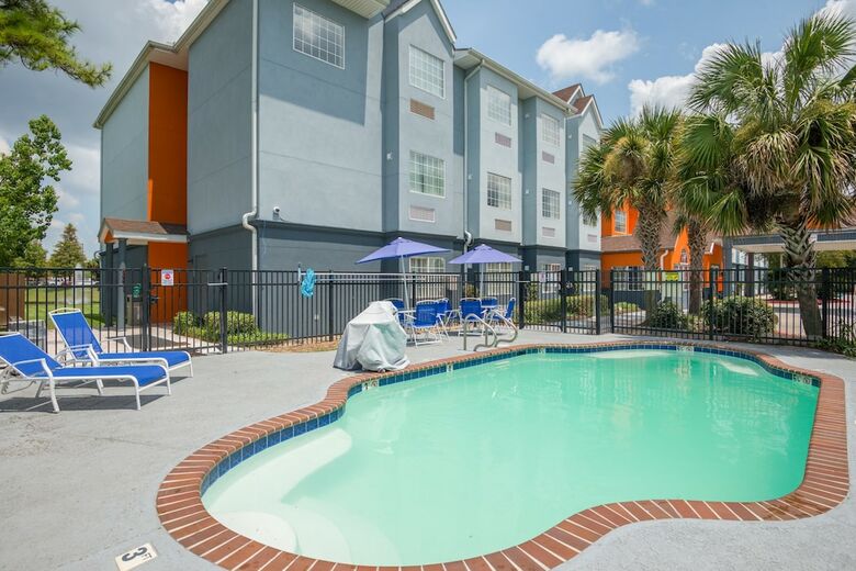 Hotel Trident Inn & Suites