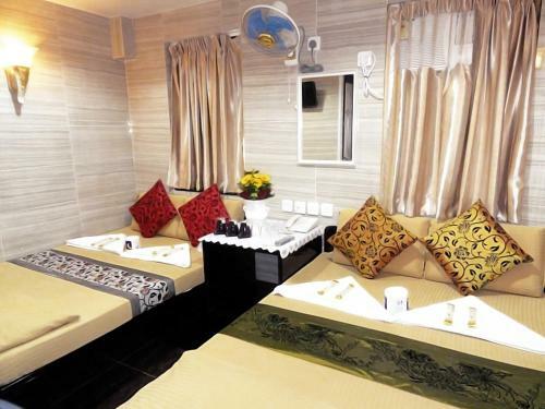 Hostal Day And Night Hotel