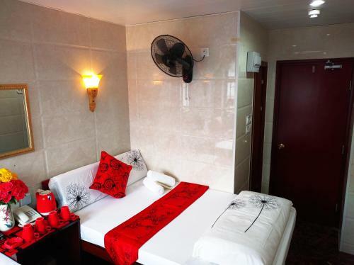 Hostal Day And Night Hotel