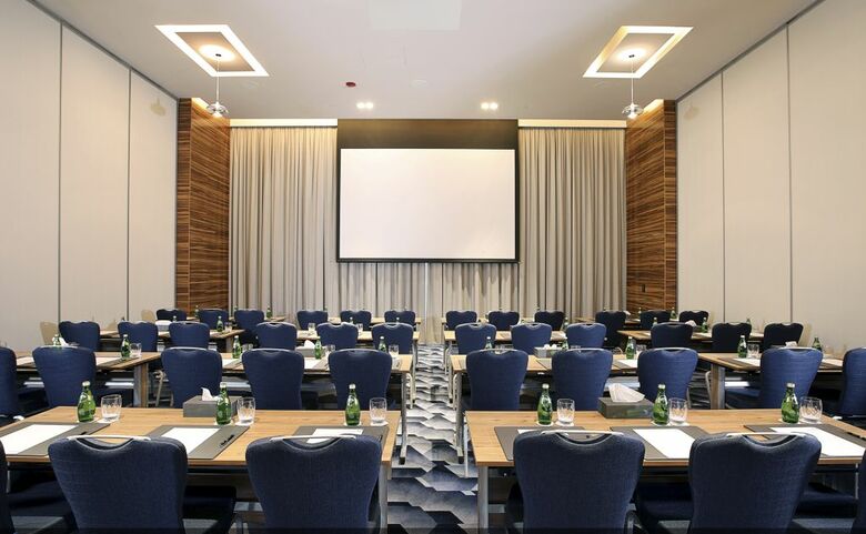 Grand Cosmopolitan Hotel
