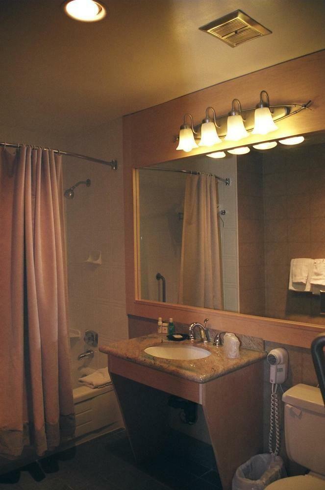 Hotel Whistler Village Inn & Suites