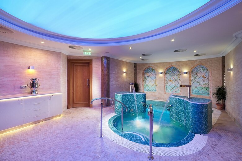 Hotel Retro Riverside Wellness Resort