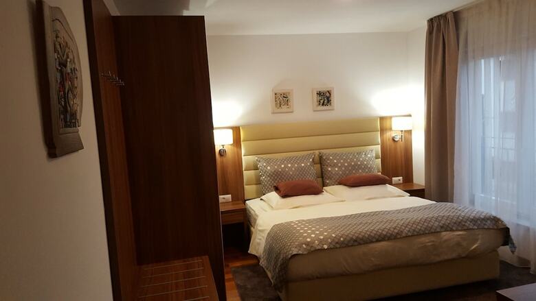 Hostal Residence Villa Karda