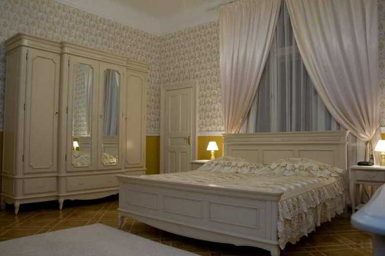 Lion's Castle Hotel