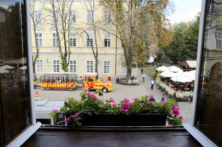 Hotel On The Square Guesthouse