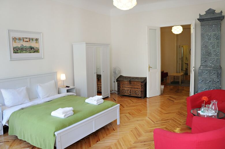Hotel On The Square Guesthouse