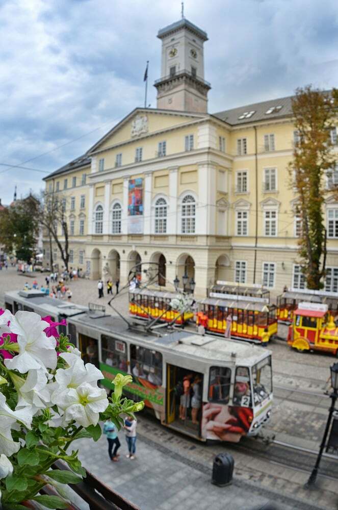 Hotel On The Square Guesthouse