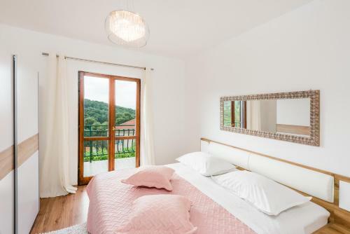 Cozy Apartment Roso With A Pool And A Sea View
