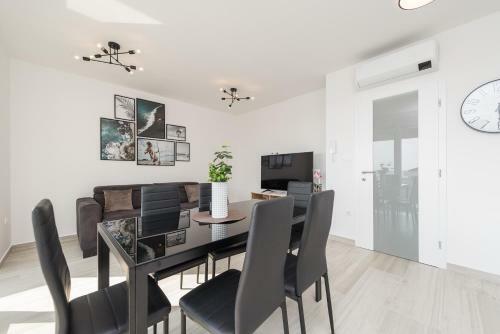 Adna Luxury Apartment With A Pool