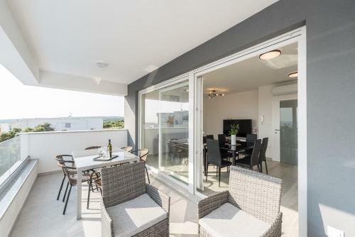 Adna Luxury Apartment With A Pool