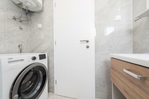 Adna Luxury Apartment With A Pool