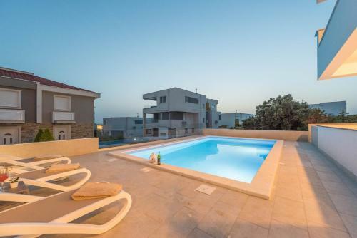 Adna Luxury Apartment With A Pool