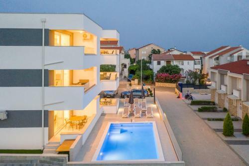 Adna Luxury Apartment With A Pool
