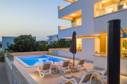 Adna Luxury Apartment With A Pool