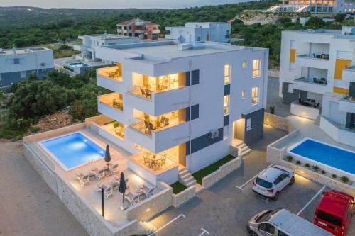Adna Luxury Apartment With A Pool