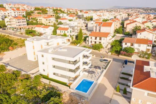 Adna Luxury Apartment With A Pool