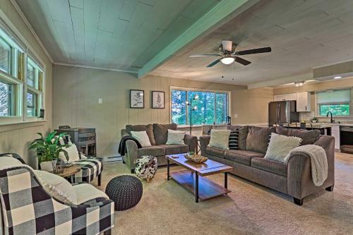 Modern East Stroudsburg Home With Gas Grill!