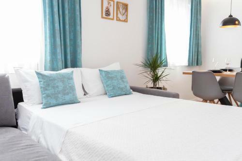 New * Modern Stylish Sea & Mountain View Apartment