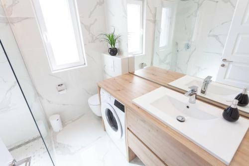 New * Modern Stylish Sea & Mountain View Apartment