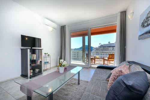 Lorelai Apartments