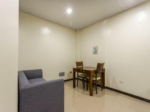 Hotel Vaccinated Staff - Oyo 805 Jmdc Apartelle I