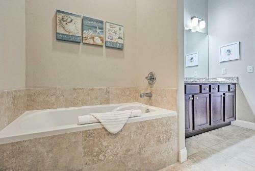 Apartamento Luxurious Alerio Condo With Private Beach Access!