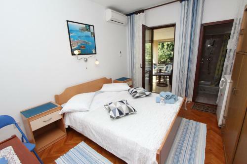 Hostal Rooms And Apartment Pina
