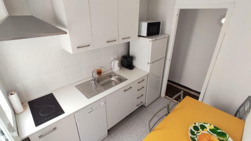 Sunny Apartment Near The Beach