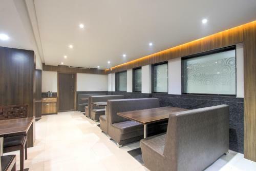 Hotel Oyo 48373 Sri Darshanam Homes
