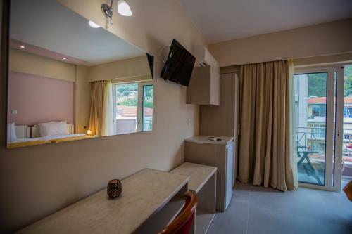 Hostal Chrisi Akti
