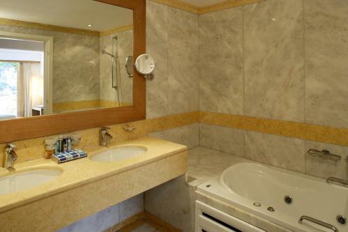 Cape Kanapitsa Hotel & Suites