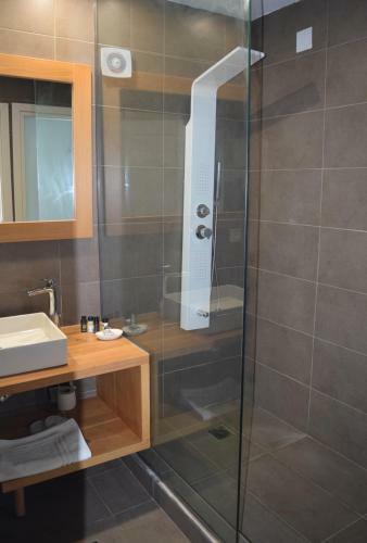 Cape Kanapitsa Hotel & Suites