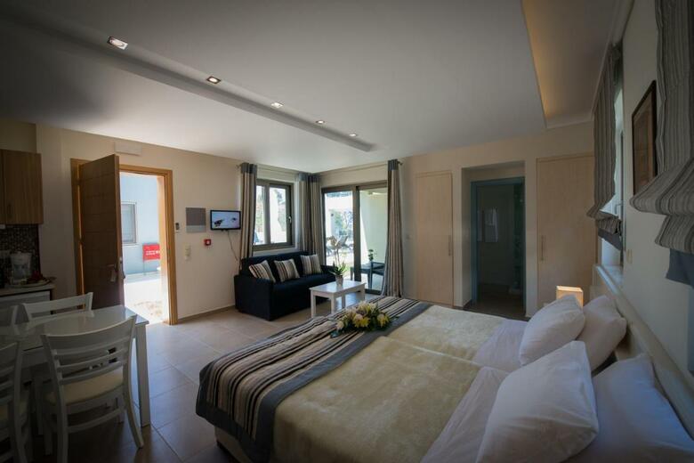 Aparthotel Mantinia Bay Hotel