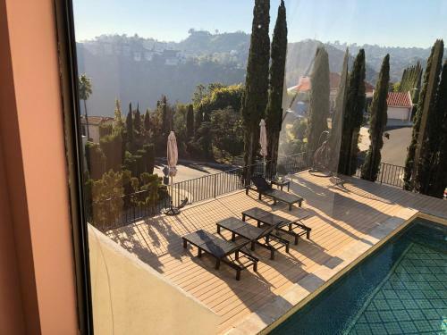 Hollywood Hills Private Room Available