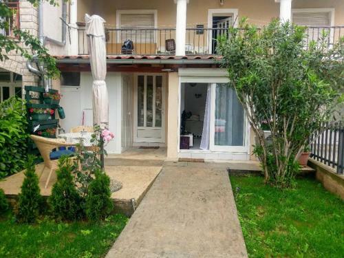 Lovely Apartment With Garden And Terrace