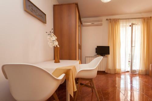 Hostal Apartments Alice