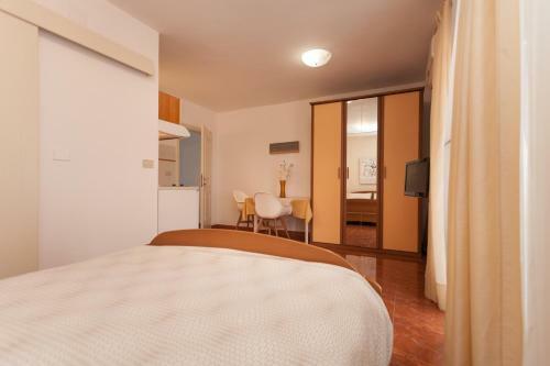 Hostal Apartments Alice