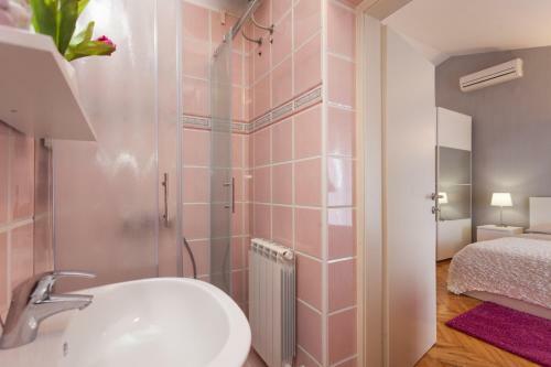 Hostal Apartments Alice