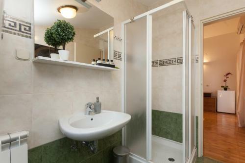 Hostal Apartments Alice