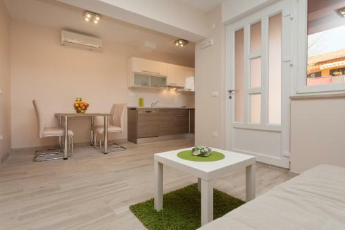 Hostal Apartments Alice
