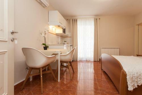 Hostal Apartments Alice