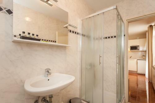 Hostal Apartments Alice