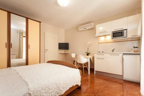 Hostal Apartments Alice