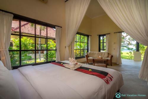 Villa Namast� - Beachfront At Lovina 10p, Pool, Bbq